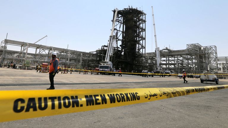 Travailleurs sur le site endommagé de l'installation pétrolière Saudi Aramco à Khurais, en Arabie Saoudite