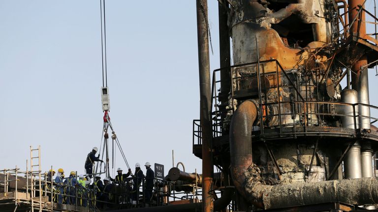Travailleurs sur le site endommagé de l'installation pétrolière Saudi Aramco à Abqaiq