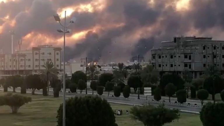 On voit de la fumée à la suite d'un incendie dans une usine Aramco