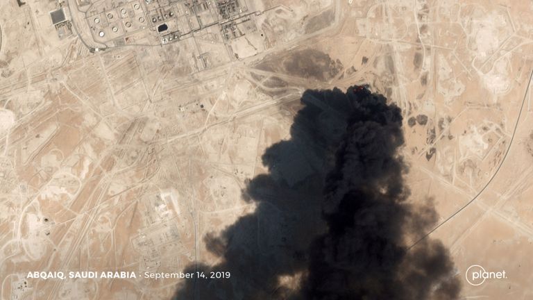 La fumée s'échappe de l'installation pétrolière d'Abqaiq