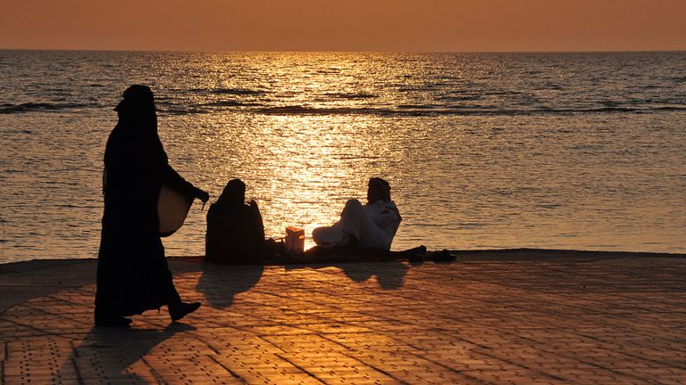 Des familles saoudiennes passent une soirée le long du front de mer au coucher du soleil dans la ville de Jeddah, dans la mer Rouge.