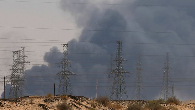 Fumée observée à la suite d'un incendie dans une usine Aramco à Abqaiq, en Arabie Saoudite, le 14 septembre 2019