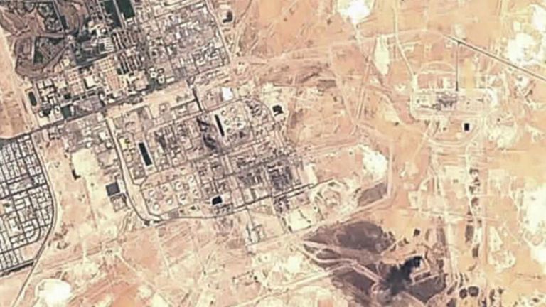 L'image satellite montre les dommages à la raffinerie de pétrole. Pic: Commission européenne