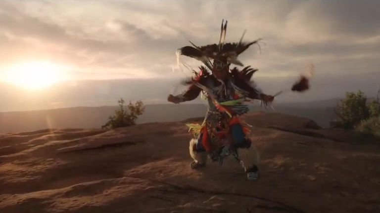 Le clip présentait une danseuse en costume traditionnel. Pic: Dior