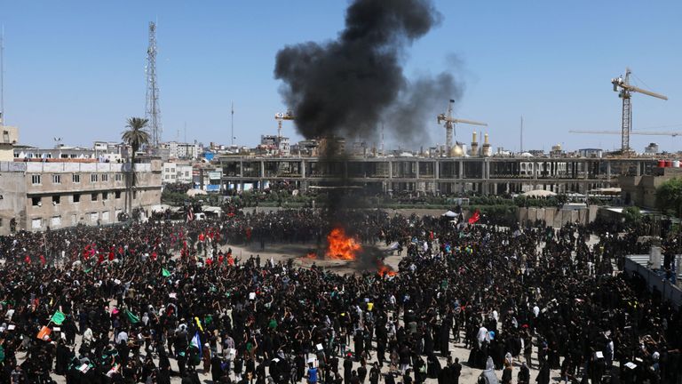 Des musulmans chiites brûlent une tente pour reconstituer une scène de la bataille de Kerbala dans la ville sainte de Kerbala, en Irak