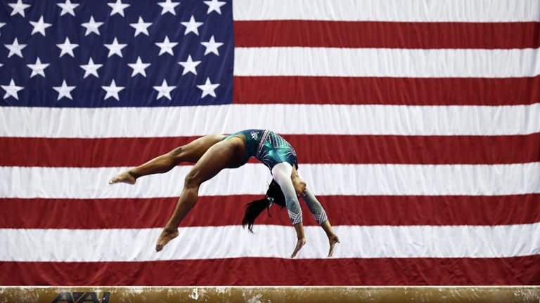 Simone Biles participe à la course à la poutre lors de la compétition senior féminine des Championnats de gymnastique américains 2019 au Sprint Center le 09 août 2019 à Kansas City, Missouri