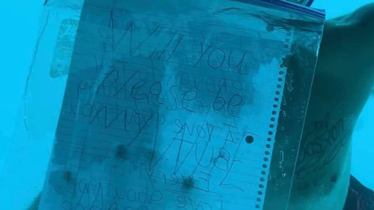 M. Weber avait sa feuille de papier A4 dans un portefeuille en plastique