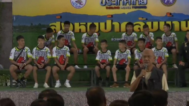 Des garçons pris au piège dans une grotte thaïlandaise apparaissent à une conférence de presse