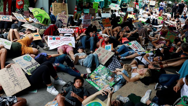 Les manifestants du changement climatique en Thaïlande accueillent un die-in après avoir pris d'assaut le ministère de l'Environnement de Bankok