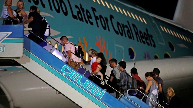 Des passagers britanniques montent à bord d'un avion de ligne Airbus A380 utilisé pour transporter les clients de Thomas Cook à l'aéroport de Dalaman en Turquie