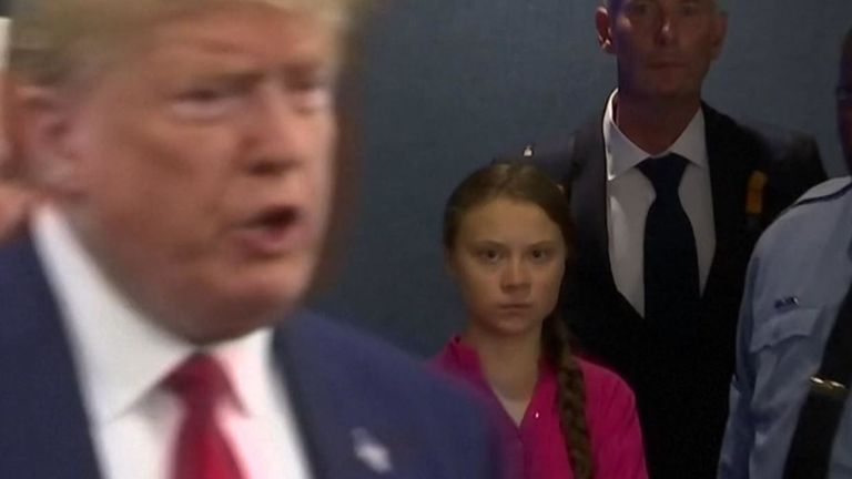 La militante pour le climat Greta Thunberg observait le président américain Donald Trump arrivé aux Nations Unies à New York