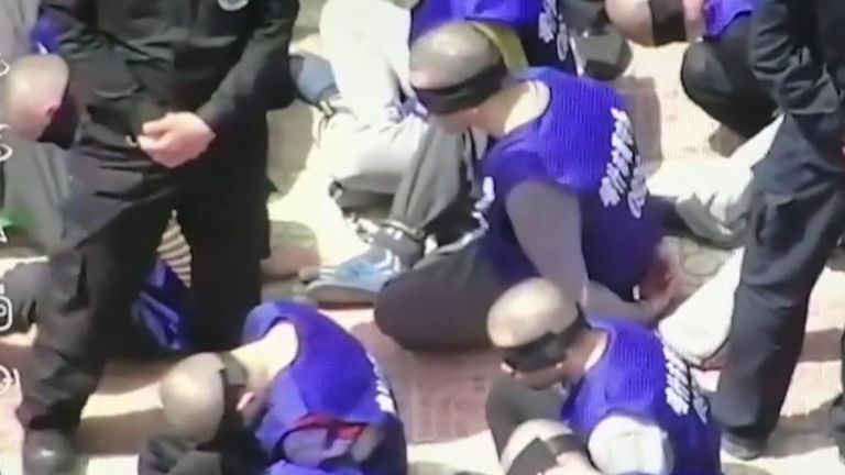 La séquence semblait montrer des centaines de prisonniers aux yeux bandés et enchaînés dans une région de la Chine à majorité musulmane