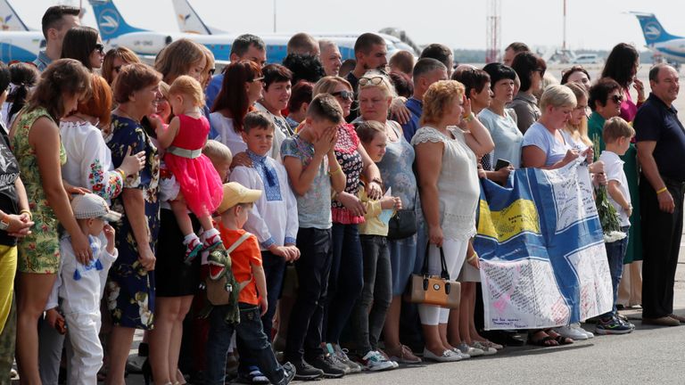 Des proches de prisonniers ukrainiens, inclus dans l'échange de prisonniers russo-ukrainiens, attendent leur arrivée à l'aéroport international Borispil près de Kiev, en Ukraine le 7 septembre 2019