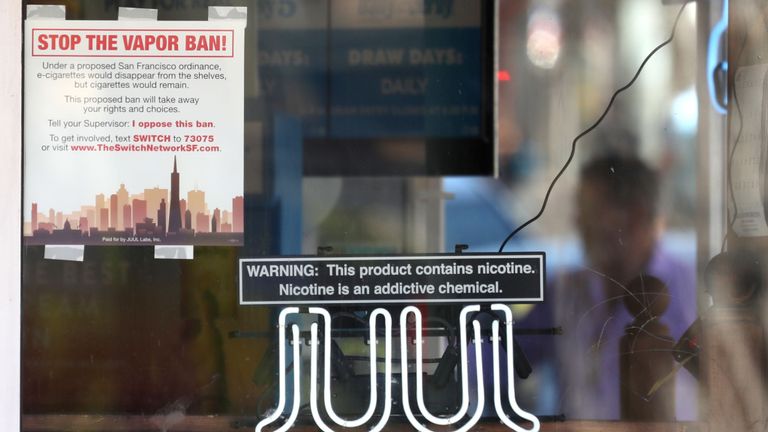 Une enseigne au néon annonçant des cigarettes électroniques Juul est exposée dans une vitrine d’un magasin de tabac le 25 juin 2019 à San Francisco, en Californie. Le conseil de surveillance de San Francisco a voté à l'unanimité, 11-0, d'être la première ville des États-Unis à interdire les cigarettes électroniques, les capsules de nicotine et les dispositifs non approuvés par la Food and Drug Administration.