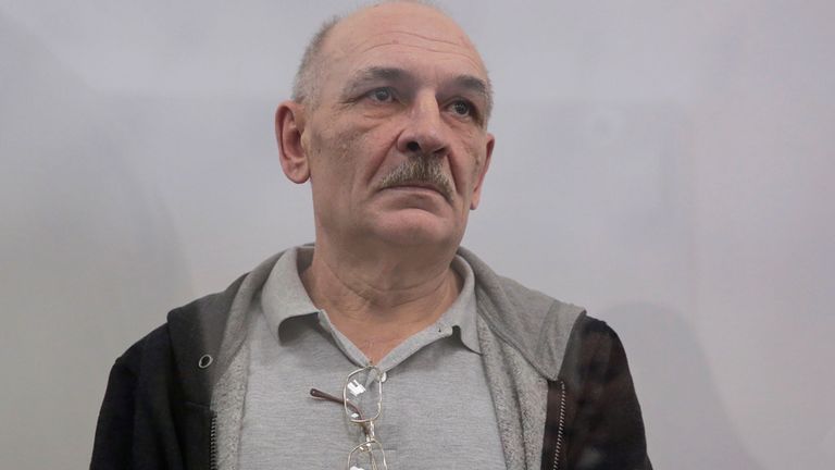 Volodymyr Tsemakh, soupçonné d’avoir participé à la destruction de l’avion MH17 de Malaysia Airlines en 2014, se tient à l’intérieur d’un groupe d’accusés. une cage lors d'une audience à Kiev, en Ukraine, le 5 septembre 2019