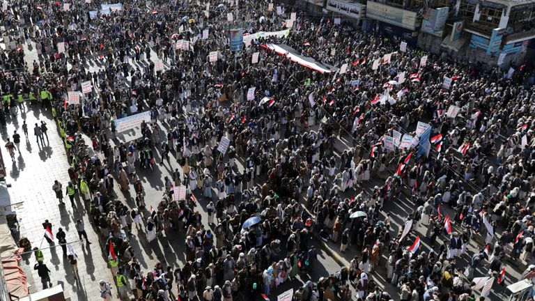 Des milliers de partisans houthis se sont rassemblés à Sanaa pour marquer le cinquième anniversaire de la prise de contrôle de leur mouvement par la capitale