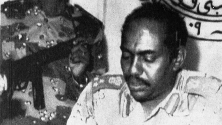 Le général soudanais Omar Hassan al-Bashir, dirigeant du coup d'Etat, prend la parole lors d'une conférence de presse le 1er juillet 1989