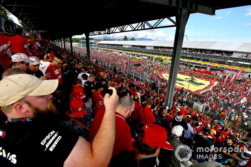 La piste devient une mer de fans de Ferrari après la course