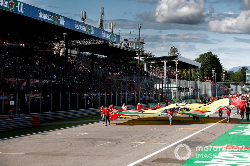 Tifosi prend dassaut la piste avec un drapeau Ferrari