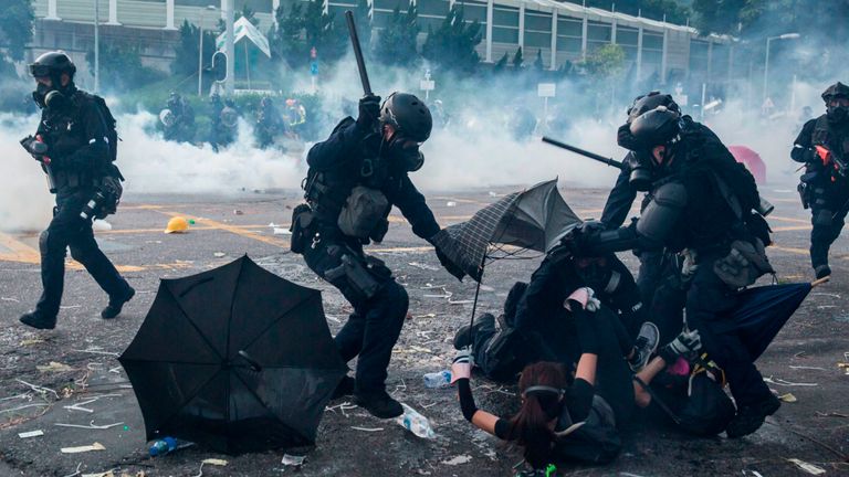La police arrête des manifestants dans le district de Sha Tin à Hong Kong 