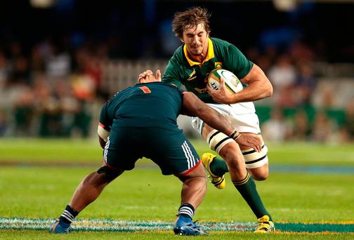 Eben Etzebeth des Springboks pourrait être contraint de rentrer chez lui pour répondre à des allégations de sévices physiques et raciaux