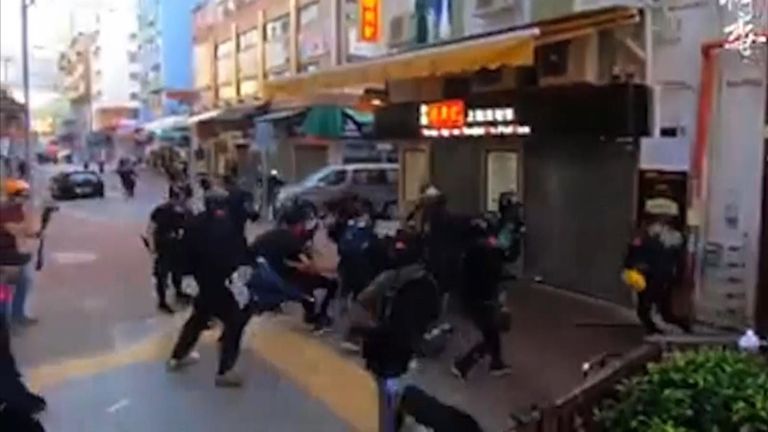 Une vidéo montre le moment où un manifestant a été abattu lors d'une altercation avec la police à Hong Kong