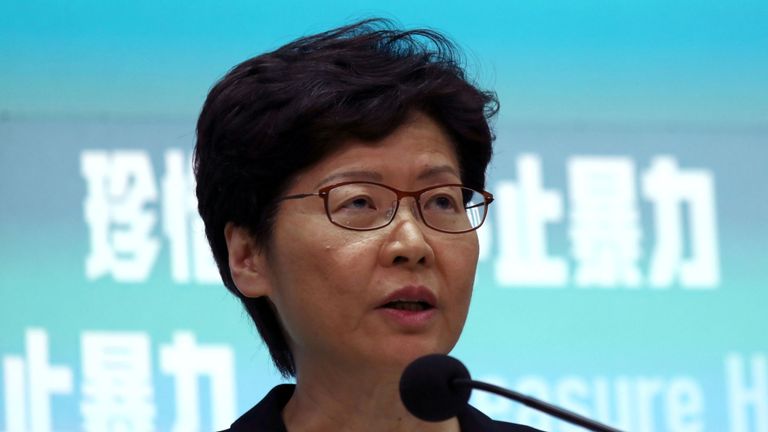 Carrie Lam a déclaré que l'interdiction entrerait en vigueur le 5 octobre