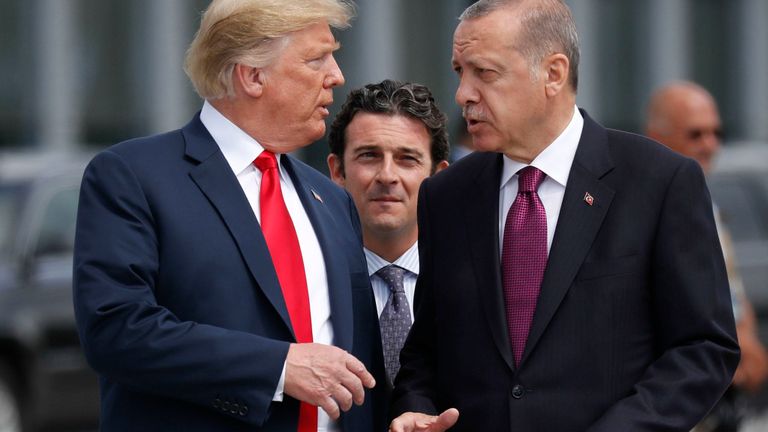 Le président Donald Trump, à gauche, s'entretient avec le président turc Recep Tayyip Erdogan, alors qu'ils se rendent ensemble pour une photo de famille lors d'un sommet des chefs d'État et de gouvernement réunis au siège de l'OTAN à Bruxelles. La Maison Blanche a annoncé que la Turquie envahirait bientôt le nord de la Syrie, semant une incertitude sur le sort des combattants kurdes alliés des États-Unis dans une campagne contre le groupe État islamique. (AP Photo / Pablo Martinez Monsivais, Fichier)