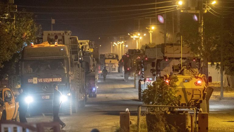 Des flots de véhicules de l'armée turque sont arrivés à la frontière mardi