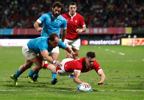 Le Pays de Galles affrontera la France en quart de finale de la Coupe du monde après avoir terminé le nettoyage à sec de la piscine avec une victoire sur l'Uruguay
