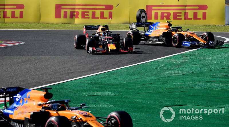 Carlos Sainz Jr., McLaren MCL34, dirige Alex Albon, Red Bull RB15 et Lando Norris, McLaren MCL34.