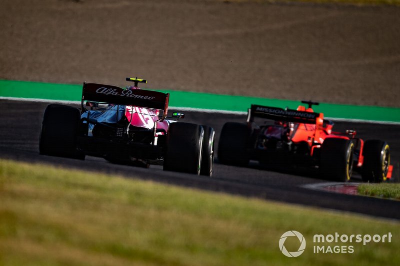 Sebastian Vettel, Ferrari SF90, mène Antonio Giovinazzi, Alfa Romeo Racing C38