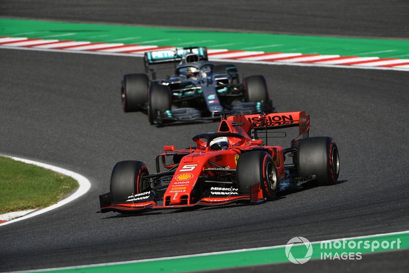 Sebastian Vettel, Ferrari SF90, mène Lewis Hamilton, Mercedes AMG F1 W10