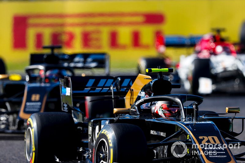 Kevin Magnussen, Haas F1 Team VF-19, conduit Romain Grosjean, Haas F1 Team VF-19