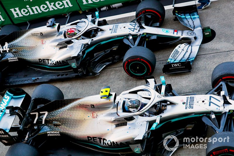 Le vainqueur de la course, Valtteri Bottas, Mercedes AMG W10 et Lewis Hamilton, Mercedes AMG F1 W10 au Parc Fermé 