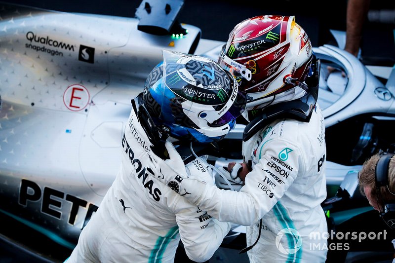 Valtteri Bottas, vainqueur de la course, Mercedes AMG F1 et Lewis Hamilton, Mercedes AMG F1 célébrés au Parc Fermé 