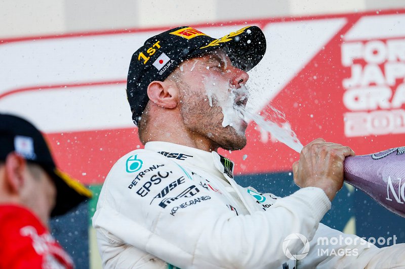 Vainqueur de la course, Valtteri Bottas, la Mercedes AMG F1 célèbre le podium avec le champagne