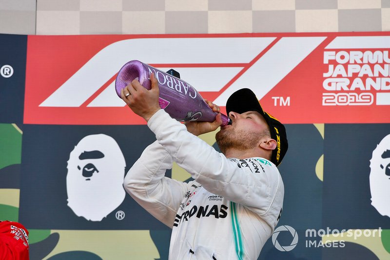 Valtteri Bottas, Mercedes AMG F1, 1ère position, boit du Champagne sur le podium