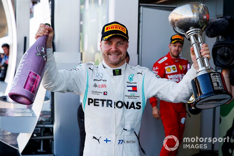 Le vainqueur de la course, Valtteri Bottas, Mercedes AMG F1 célèbre sur le podium avec le trophée et le champagne