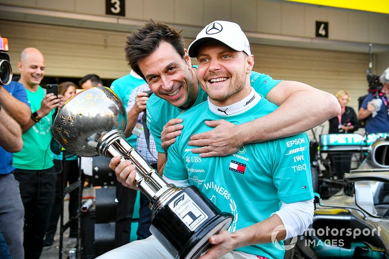 Valtteri Bottas, vainqueur de la course, Mercedes AMG F1 et Toto Wolff