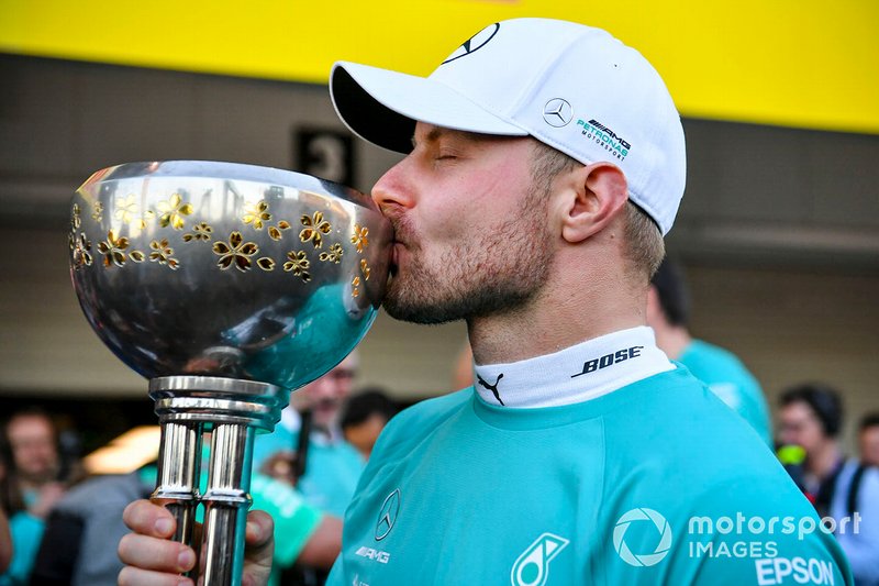 Le vainqueur de la course, Valtteri Bottas, Mercedes AMG F1 avec le trophée