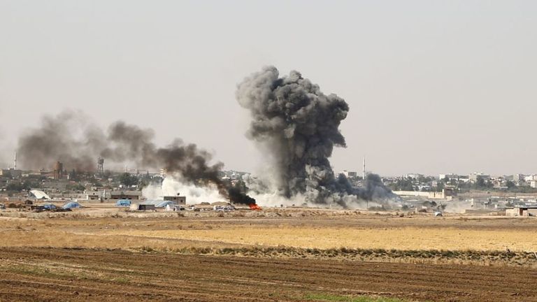 La Turquie et ses alliés rebelles kurdes ont bombardé samedi la ville frontalière syrienne de Ras al Ain