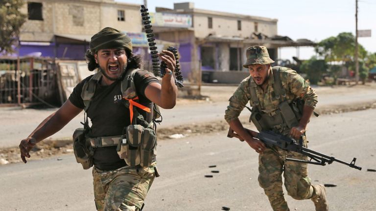Des combattants syriens soutenus par la Turquie combattent dans la ville de Ras al-Ain, dans le nord-est de la Syrie