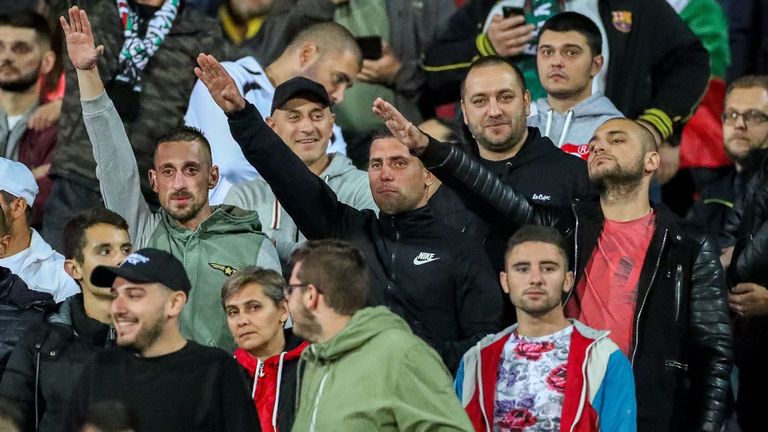 Les supporters bulgares semblent faire le salut nazi pendant le match