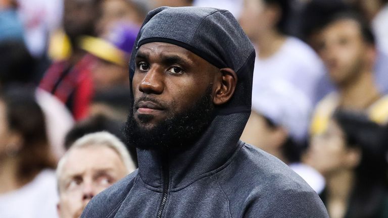 LeBron James photographié à l'exposition des Lakers-Nets à Shenzhen, en Chine