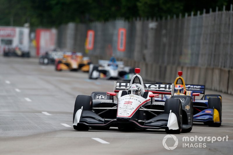 Newgarden mène Rossi dans la première course de Detroit. 