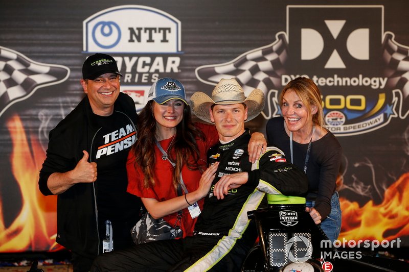 Newgarden célèbre avec ses parents, Joey et Tina, et sa fiancée, Ashley, sur la piste de la victoire au Texas Motor Speedway.