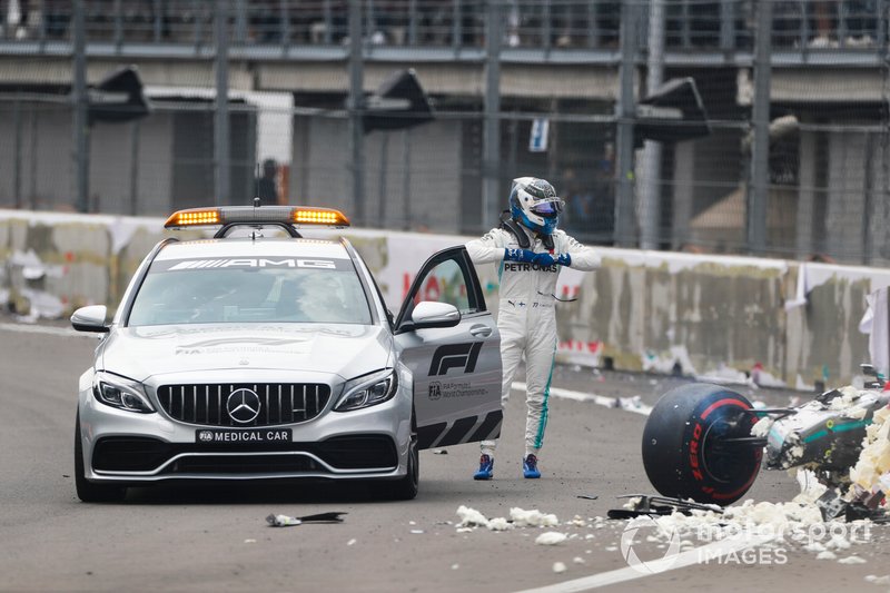 Valtteri Bottas et Mercedes AMG F1 montent dans la voiture médicale après une chute en qualifications