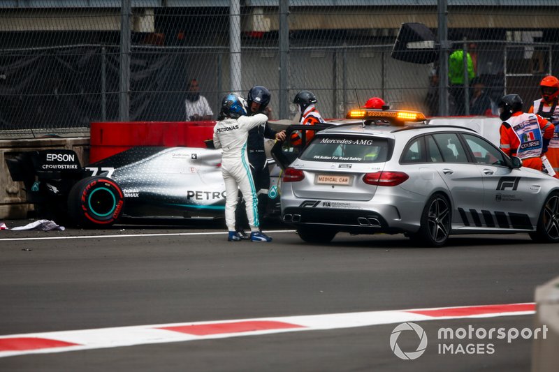 Valtteri Bottas et Mercedes AMG F1 montent dans la voiture médicale après une chute en qualifications