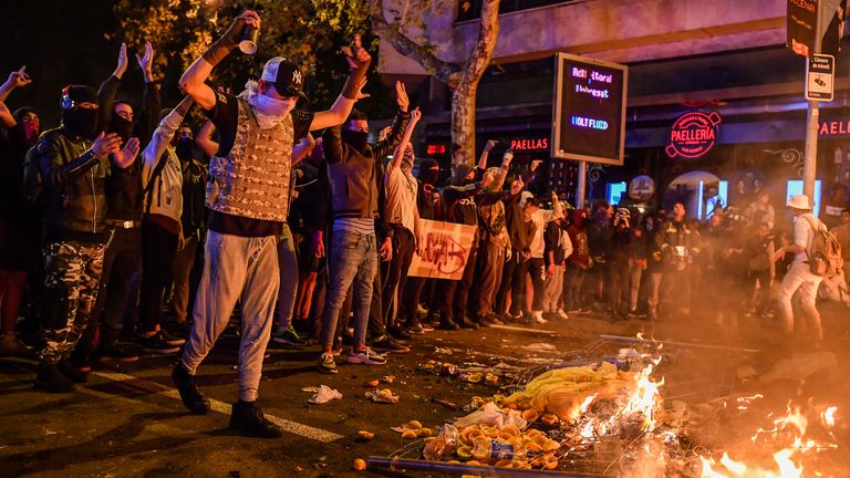 Barcelone - Espagne, 19 octobre - Des manifestants allument des feux après une semaine de protestations contre les condamnations à des peines de prison prononcées par la Cour suprême espagnole, prononcées contre des hommes politiques séparatistes, le 19 octobre 2019 à Barcelone. Des troubles ont suivi une semaine de manifestations contre les peines de prison prononcées par la Cour suprême espagnole contre des politiciens séparatistes. Neuf dirigeants catalans indépendantistes ont été condamnés à diverses peines de prison pour sédition, en lien avec le référendum sur l'indépendance de 2017. (Photo par Jeff J Mitchell / Getty Images)